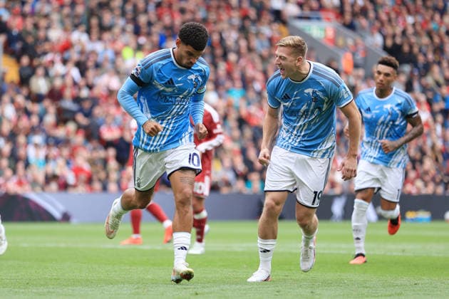 Fußball: Premier League – Liverpool gegen Nottingham Forest, 29. August 2026; Premier League – Liverpool gegen Nottingham Forest: Morgan Gibbs-White von Nottingham Forest (links) feiert gemeinsam mit Liam Delap von Nottingham Forest nach dem zweiten Tor. Foto: Simon Stacpoole; Abseits; Liverpool, Großbritannien  Copyright: xSimonxStacpoolexOffside