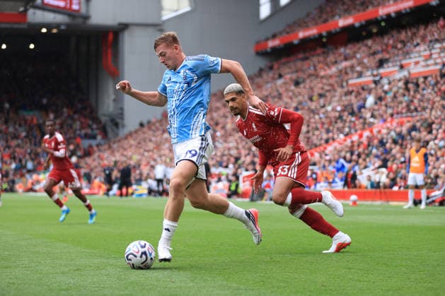 Fußball: Premier League – Liverpool gegen Nottingham Forest, 29. August 2026 Premier League – Liverpool gegen Nottingham Forest: Liam Delap von Nottingham Forest umspielt Ronald Araujo von Liverpool. Foto: Simon Stacpoole. Abseits. Liverpool, Großbritannien  Copyright: xSimonxStacpoolexOffside