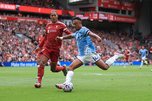 Fußball: Premier League – Liverpool gegen Nottingham Forest, 29. August 2026 Premier League – Liverpool gegen Nottingham Forest: Dan Ndoye von Nottingham Forest im Zweikampf mit Virgil van Dijk von Liverpool. Foto: Simon Stacpoole. Abseits. Liverpool, Großbritannien  Copyright: xSimonxStacpoolexOffside