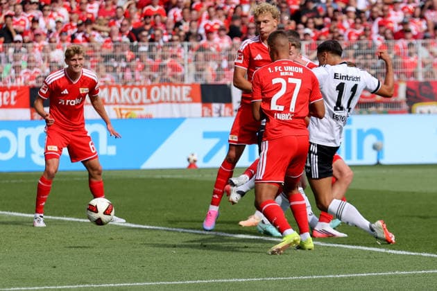29.08.2026, xtgx, Fussball 1.Bundesliga, Union Berlin - Eintracht Frankfurt v.l. Younes Ebnoutalib (Eintracht Frankfurt) Torschuetze, erzielt das Tor, Treffer, scores the goal 1:1 Berlin *** August 29, 2026, xtgx, Soccer, Bundesliga 1, Union Berlin vs. Eintracht Frankfurt, Younes Ebnoutalib, Eintracht Frankfurt, goal scorer, scores the goal, 1-1 Berlin
