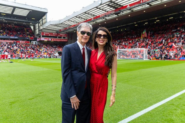 Football - FA Premier League - Liverpool FC v Nottingham Forest FC LIVERPOOL, ENGLAND - Saturday, August 29, 2026: Liverpool s owner John W. Henry and his wife Linda Pizzuti (R) before the FA Premier League match between Liverpool FC and Nottingham Forest FC at Anfield. (Photo by David Rawcliffe Propaganda) LIVERPOOL Anfield MERSEYSIDE ENGLAND  Copyright: xDavidxRawcliffex P2026-08-29-Liverpool_Nottingham_Forest-139