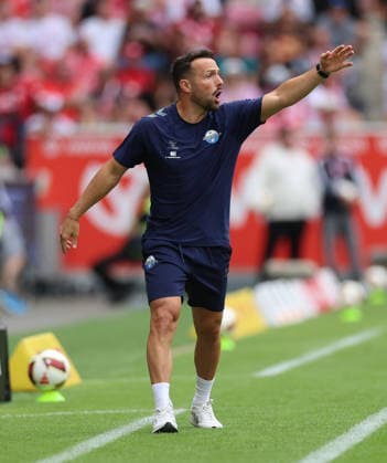 29.08.2026, Fussball Bundesliga, 1. FSV Mainz 05 - SC Paderborn, v.l., Trainer Ralf Kettemann (SC Paderborn) gibt Anweisungen, gestikuliert, mit den Armen gestikulieren, gives instructions, gesticulate DFL DFB REGULATIONS PROHIBIT ANY USE OF PHOTOGRAPHS AS IMAGE SEQUENCES AND OR QUASI-VIDEO. xdcx *** August 29, 2026, Bundesliga, 1. FSV Mainz 05 vs. SC Paderborn, from left, Coach Ralf Kettemann of SC Paderborn gives instructions, gesticulates, moves his arms; DFL DFB REGULATIONS PROHIBIT ANY USE OF PHOTOGRAPHS AS IMAGE SEQUENCES AND OR QUASI-VIDEO xdcx Copyright: HMBxMedia Claus