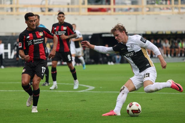 29.08.2026, Fussball, Herren, 1. Bundesliga, Saison 2026 2027, SV 07 Elversberg - Bayer 04 Leverkusen, Cole Campbell (SV 07 Elversberg), Lucas Vazquez (Bayer 04 Leverkusen) Elversberg Ursapharm-Arena an der Kaiserlinde Saarland Deutschland (DEU) *** August 29, 2026, Soccer, Men s, Bundesliga 1, 2026–2027 Season, SV 07 Elversberg vs. Bayer 04 Leverkusen, Cole Campbell (SV 07 Elversberg), Lucas Vazquez (Bayer 04 Leverkusen), Elversberg Ursapharm Arena an der Kaiserlinde, Saarland, Germany, DEU Copyright: xSebastianxBachx