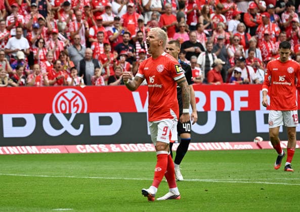 29.08.2026, xsltx, Fussball 1.Bundesliga, FSV Mainz 05 - SC Paderborn v.l. Phillip Tietz (1. FSV Mainz 05) als Motivator (DFL DFB REGULATIONS PROHIBIT ANY USE OF PHOTOGRAPHS as IMAGE SEQUENCES and or QUASI-VIDEO) *** August 29, 2026, xsltx, Soccer 1st Bundesliga, FSV Mainz 05 vs. SC Paderborn, Phillip Tietz 1, FSV Mainz 05 as Motivator. DFL and DFB regulations prohibit any use of photographs as image sequences and or quasi-video.