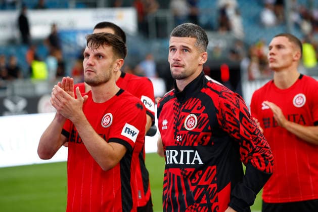 August 29, 2026, xavx, Soccer 3rd Division, SV Wehen Wiesbaden vs. Rot Weiss Essen; from left: Gino Fechner (SV Wehen Wiesbaden) and Jordy Gillekens (SV Wehen Wiesbaden) thank the Wiesbaden fans
