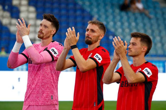 August 29, 2026, xavx, Soccer 3rd Division, SV Wehen Wiesbaden vs. Rot Weiss Essen; from left: Goalie Florian Stritzel (SV Wehen Wiesbaden), Florian Hübner (SV Wehen Wiesbaden), Robin Kalem (SV Wehen Wiesbaden) thank the fans; applause, cheering; Wiesbaden