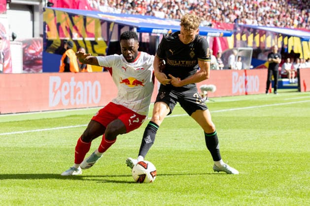 Deutschland: 1.Bundesliga, Saison 2026 2027, 29.08.2026, 1. Spieltag, RB Leipzig vs Borussia Mönchengladbach, Red Bull Arena : Ridle Baku (RB Leipzig, 17) im Zweikampf gegen Robin Hack (Borussia Moenchengladbach, 25) *** Germany 1 Bundesliga, 2026–2027 Season, August 29, 2026, Matchday 1, RB Leipzig vs. Borussia Mönchengladbach, Red Bull Arena, Ridle Baku, RB Leipzig, No. 17 in a tackle against Robin Hack, Borussia Mönchengladbach, No. 25 Copyright: xMichellexLukax
