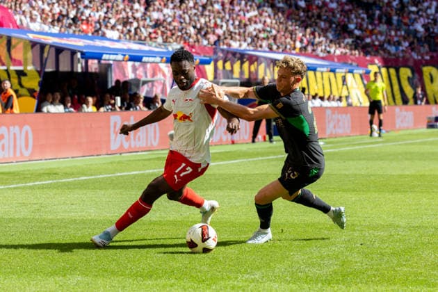 Deutschland: 1.Bundesliga, Saison 2026 2027, 29.08.2026, 1. Spieltag, RB Leipzig vs Borussia Mönchengladbach, Red Bull Arena : Ridle Baku (RB Leipzig, 17) im Zweikampf gegen Robin Hack (Borussia Moenchengladbach, 25) *** Germany 1 Bundesliga, 2026–2027 Season, August 29, 2026, Matchday 1, RB Leipzig vs. Borussia Mönchengladbach, Red Bull Arena Ridle Baku, RB Leipzig, No. 17 in a tackle against Robin Hack, Borussia Mönchengladbach, No. 25 Copyright: xMichellexLukax