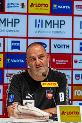 2. Fußball Bundesliga: 1. FC Heidenheim 1846 e.V. vs. Dynamo Dresden; 29.08.2026 Heidenheim, GERMANY - 29. August 2027: Frank Schmid (1. FC Heidenheim 1846, Trainer) während der Pressekonferenz nach dem Spiel zwischen dem 1. FC Heidenheim 1846 e.V. und Dynamo Dresden am 3. Spieltag der 2. Bundesliga in der Voith-Arena. *** German Bundesliga 2: 1 FC Heidenheim 1846 e.V. vs. Dynamo Dresden, August 29, 2026, Heidenheim, GERMANY August 29, 2027 Frank Schmid, head coach of 1 FC Heidenheim 1846, during the post-game press conference following the match between 1 FC Heidenheim 1846 e.V. and Dynamo Dresden on Matchday 3 of the 2. Bundesliga at the Voith Arena Copyright: xBEAUTIFULxSPORTS Steinx
