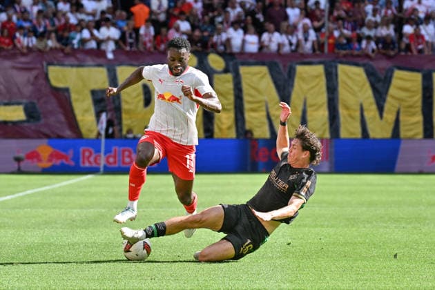Fußball I Herren I Saison 2026-2027 I Bundesliga I 1. Spieltag I RB Leipzig - Borussia Mönchengladbach I 29.08.2026 Zweikampf Ridle Baku (17, RB Leipzig) wird durch Philipp Sander (16, Borussia Mönchengladbach) vom Ball getrennt Leipzig Red Bull Arena Sachsen Deutschland *** Soccer I Men s I 2026–2027 Season I Bundesliga I Matchday 1 I RB Leipzig vs. Borussia Mönchengladbach I August 29, 2026, Tackle by Ridle Baku, 17, RB Leipzig is denied the ball by Philipp Sander (16), Borussia Mönchengladbach; Leipzig, Red Bull Arena, Saxony, Germany Copyright: xLobeca InesxHähnelx