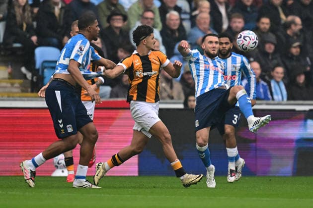 Coventry City v Hull City, Premier League Coventry City midfielder Matt Grimes (6) Controls the ball during the Premier League match between Coventry City and Hull City at the Coventry Building Society Arena, Coventry, UK on 29 August 2026. Coventry Coventry Building Society Arena West Midlands UK Editorial use only DataCo restrictions apply See www.football-dataco.com , Copyright: xDennisxGoodwinx PSI-24781-0004
