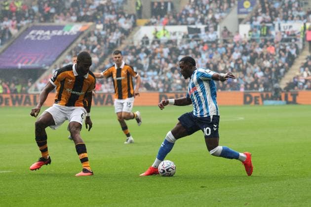 Ephron Mason-Clark of Coventry City and Semi Ajayi of Hull City Coventry City v Hull City, Premier League Football, Football, Coventry Building Society Arena, Coventry, UK - 29 Aug 2026Coventry Coventry Building Society Arena United Kingdom EDITORIAL USE ONLY No use with unauthorised audio, video, data, fixture lists, club league logos or live services. Online in-match use limited to 120 images, no video emulation. No use in betting, games or single club league player publications. Copyright: xAndrewxFosker Shutterstockx 17119018bu