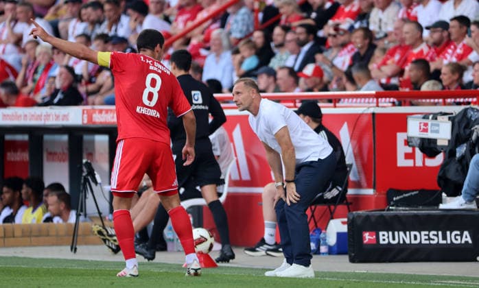Trainer Mauro Lustrinelli gibt Christopher Trimmel Anweisungen Fußball Fussball Bundesliga Herren DFL 1. Spieltag Saison 2026 2027 29.08.2026 1.FC Union Berlin FCU vs SG Eintracht Frankfurt SGE DFL regulations prohibit any use of photographs as image sequences and or quasi-video. *** Coach Mauro Lustrinelli gives instructions to Christopher Trimmel. Sports: Soccer. Bundesliga Men s DFL. Matchday 1 of the 2026–2027 season. August 29, 2026. 1. FC Union Berlin (FCU) vs. SG Eintracht Frankfurt (SGE). DFL regulations prohibit any use of photographs as image sequences and or quasi-video