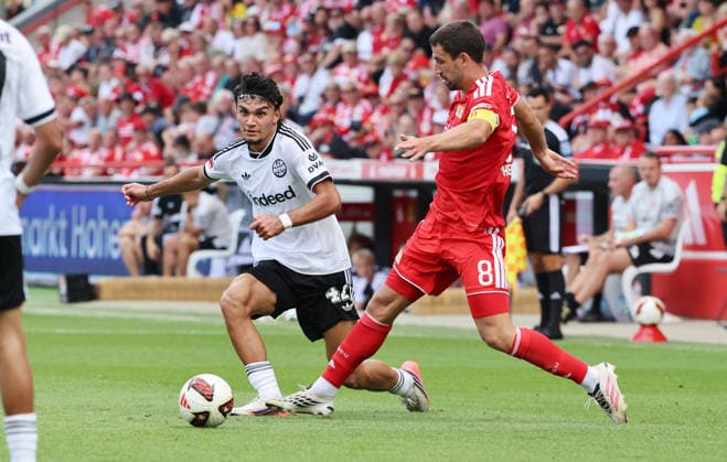 Can Uzun am Ball, Rani Khedira Zweikampf Spielszene Aktion Fußball Fussball Bundesliga Herren DFL 1. Spieltag Saison 2026 2027 29.08.2026 1.FC Union Berlin FCU vs SG Eintracht Frankfurt SGE DFL regulations prohibit any use of photographs as image sequences and or quasi-video. *** Can Uzun with the ball, Rani Khedira, tackle, game scene, action, sports, soccer, Bundesliga, men’s, DFL, Matchday 1, 2026–2027 season, August 29, 2026, 1. FC Union Berlin (FCU) vs. SG Eintracht Frankfurt (SGE). DFL regulations prohibit any use of photographs as image sequences and or quasi-video