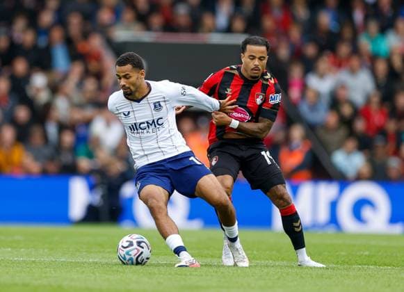 liman Ndiaye of Everton competes for the ball with Justin Kluivert of AFC Bournemouth AFC Bournemouth v Everton, Premier League Football, Football, Vitality Stadium, Bournemouth, UK - 29 Aug 2026Bournemouth Vitality Stadium United Kingdom EDITORIAL USE ONLY No use with unauthorised audio, video, data, fixture lists, club league logos or live services. Online in-match use limited to 120 images, no video emulation. No use in betting, games or single club league player publications.  Copyright: xMattxImpey Shutterstockx 17119015af