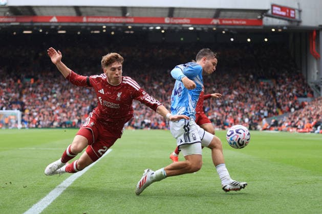 Fußball: Premier League – Liverpool gegen Nottingham Forest, 29. August 2026 Premier League – Liverpool gegen Nottingham Forest: James McAtee von Nottingham Forest im Zweikampf mit Victor Munoz von Liverpool. Foto: Simon Stacpoole. Abseits. Liverpool, Großbritannien  Copyright: xSimonxStacpoolexOffside