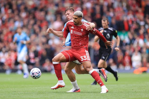 Fußball: Premier League – Liverpool gegen Nottingham Forest, 29. August 2026 Premier League – Liverpool gegen Nottingham Forest: Ronald Araujo von Liverpool im Zweikampf mit Liam Delap von Nottingham Forest. Foto: Simon Stacpoole. Abseits. Liverpool, Großbritannien  Copyright: xSimonxStacpoolexOffside
