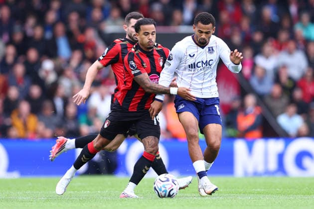 Bournemouth, England, 29th August 2026. Justin Kluivert of AFC Bournemouth and Iliman Ndiaye of Everton during the AFC Bournemouth vs Everton Premier League match at the Vitality Stadium, Bournemouth. Picture credit should read: Paul Terry Sportimage EDITORIAL USE ONLY. No use with unauthorised audio, video, data, fixture lists, club league logos or live services. Online in-match use limited to 120 images, no video emulation. No use in betting, games or single club league player publications. SPI_015_PT_Bournemouth_Everton SPI-4940-0015