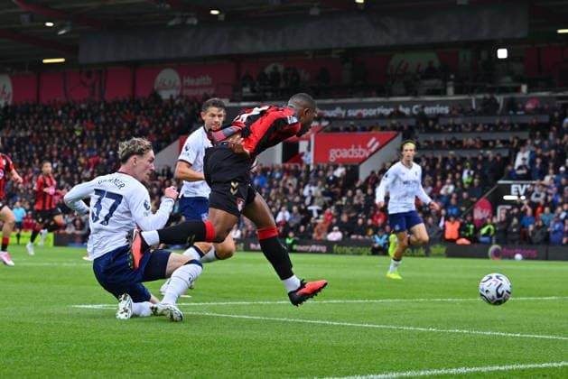 Bournemouth v Everton, Premier League Rayan (37) of AFC Bournemouth shoots at goal during the Premier League match between Bournemouth and Everton at the Vitality Stadium, Bournemouth, UK on 29 August 2026. Bournemouth Vitality Stadium Dorset UK Editorial use only DataCo restrictions apply See www.football-dataco.com , Copyright: xGrahamxHuntx PSI-24762-0042