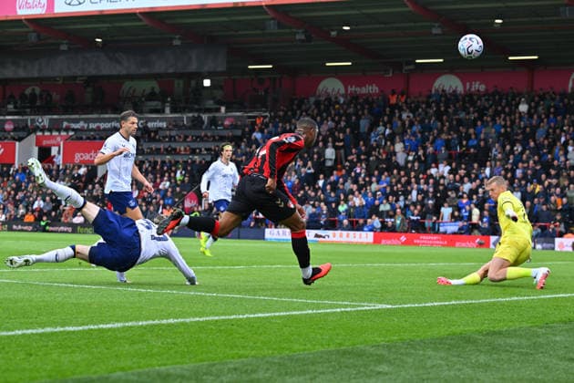Bournemouth v Everton, Premier League Rayan (37) of AFC Bournemouth shoots at goal with Jordan Pickford (1) of Everton making a save during the Premier League match between Bournemouth and Everton at the Vitality Stadium, Bournemouth, UK on 29 August 2026. Bournemouth Vitality Stadium Dorset UK Editorial use only DataCo restrictions apply See www.football-dataco.com , Copyright: xGrahamxHuntx PSI-24762-0043