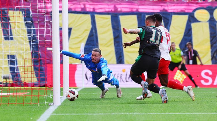 RB Leipzig - Moenchengladbach Bundesliga Leipzig, 29.08.2026, Red Bull Arena, Fussball, Bundesliga, Spieltag 1 , RB Leipzig vs. VFL Borussia Moenchengladbach , Borussia Torchance. Im Bild v.l.: Torwart Maarten Vandevoordt (1, RB Leipzig) rettet vor Tim Kleindienst ( 11, Gladbach). Re.: Ridle Baku (17, RB Leipzig) , *** RB Leipzig vs. Mönchengladbach, Bundesliga, Leipzig, August 29, 2026, Red Bull Arena, Soccer, Bundesliga, Matchday 1, RB Leipzig vs. VFL Borussia Mönchengladbach, Borussia scoring chance. Pictured from left: Goalie Maarten Vandevoordt 1, RB Leipzig saves against Tim Kleindienst 11, Gladbach’s Ridle Baku 17, RB Leipzig,