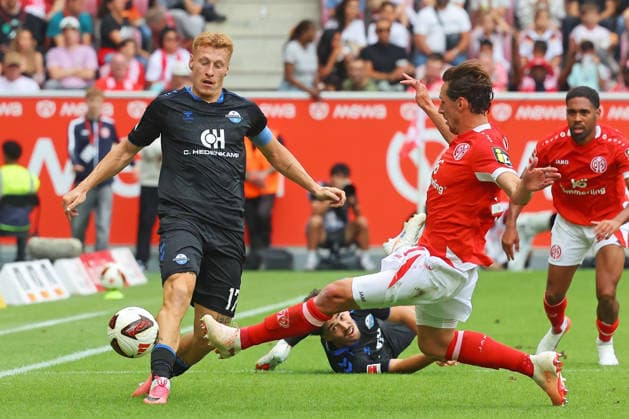 Mainz, Deutschland 29. August 2026: 1. BL - 2026 2027 - Sp. 1 - 1. FSV Mainz 05 gegen SC Paderborn 07 Im Bild: v. li. im Zweikampf Laurin Curda (SCP) gegen Dominik Kohr (FSV). DFL regulations prohibit any use of photographs as image sequences and or quasi-video Mewa Arena Rheinland - Pfalz *** Mainz, Germany, August 29, 2026, Bundesliga 1, 2026–2027 Season, Matchday 1, Match 1: FSV Mainz 05 vs. SC Paderborn 07. Pictured from left: Laurin Curda (SCP) in a tackle against Dominik Kohr (FSV). DFL regulations prohibit any use of photographs as image sequences and or quasi-video. Mewa Arena, Rhineland-Palatinate Copyright: xFotostandx xRacochax