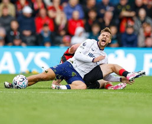 Kiernan Dewsbury-Hall of Everton is fouled by Alex Scott of AFC Bournemouth AFC Bournemouth v Everton, Premier League Football, Football, Vitality Stadium, Bournemouth, UK - 29 Aug 2026Bournemouth Vitality Stadium United Kingdom EDITORIAL USE ONLY No use with unauthorised audio, video, data, fixture lists, club league logos or live services. Online in-match use limited to 120 images, no video emulation. No use in betting, games or single club league player publications. Copyright: xMattxImpey Shutterstockx 17119015am