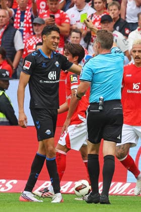 Mainz, Deutschland 29. August 2026: 1. BL - 2026 2027 - Sp. 1 - 1. FSV Mainz 05 gegen SC Paderborn 07 Im Bild: SchiedsrichterTobias Stieler zeigt Nick Bätzner Baetzner (SCP) die gelbe Karte. DFL regulations prohibit any use of photographs as image sequences and or quasi-video Mewa Arena Rheinland - Pfalz *** Mainz, Germany, August 29, 2026, Bundesliga 2026–2027, Matchday 1, 1st Division: FSV Mainz 05 vs. SC Paderborn 07. Pictured: Referee Tobias Stieler shows Nick Bätzner (SCP) a yellow card. DFL regulations prohibit any use of photographs as image sequences and or quasi-video. Mewa Arena, Rhineland-Palatinate Copyright: xFotostandx xRacochax