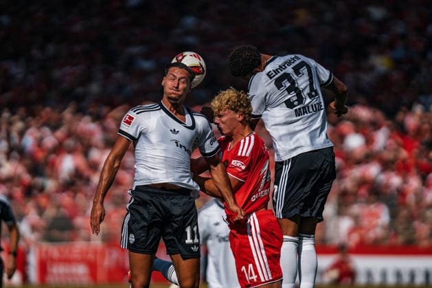 Deutschland: Bundesliga 2026 - 2027, 1. Spieltag - 1. FC Union Berlin vs Eintracht Frankfurt - Stadion An der Alten Försterei (Berlin): Younes Ebnoutalib (Eintracht Frankfurt, 11) Jeremiaha Maluze (Eintracht Frankfurt, 37) Leopold Querfeld (1. FC Union Berlin, 14) Kopfballduell *** Germany Bundesliga 2026–2027, Matchday 1: 1. FC Union Berlin vs. Eintracht Frankfurt, An der Alten Försterei Stadium, Berlin; Younes Ebnoutalib (Eintracht Frankfurt), 11 Jeremiaha Maluze (Eintracht Frankfurt), 37 Leopold Querfeld (1. FC Union Berlin), 14 Heading duel Copyright: xTomxLauruschkatx