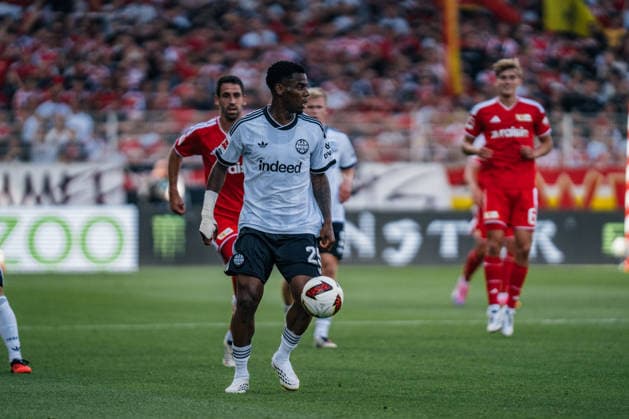Deutschland: Bundesliga 2026 - 2027, 1. Spieltag - 1. FC Union Berlin vs Eintracht Frankfurt - Stadion An der Alten Försterei (Berlin): Raphael Onyedika (Eintracht Frankfurt, 25) am Ball *** Germany Bundesliga 2026–2027, Matchday 1: 1. FC Union Berlin vs. Eintracht Frankfurt at Stadion An der Alten Försterei in Berlin; Raphael Onyedika (Eintracht Frankfurt) had 25 touches Copyright: xTomxLauruschkatx