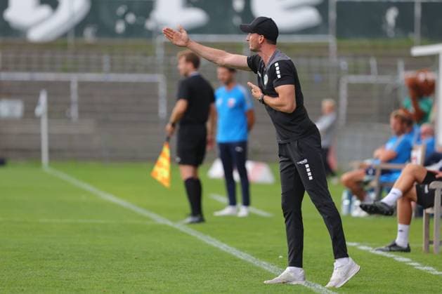 August 26, 2029, GER, Regionalliga Nord, Soccer, Matchday 6, 2026–2027 Season, VfB Lübeck vs. SV Drochtersen Assel Coaching Zone, Sideline, Coaches’ Area, Technical Zone; Coach Kevin Rodewald; VfB Lübeck gives hand signals; Lübeck; Dietmar Scholze Stadium at the Lohmühle, SH, Germany Copyright: xnordphotoxGmbHx xTauchnitzx