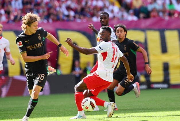 RB Leipzig - Moenchengladbach Bundesliga Leipzig, 29.08.2026, Red Bull Arena, Fussball, Bundesliga, Spieltag 1 , RB Leipzig vs. VFL Borussia Moenchengladbach , Im Bild v.l.: Hugo Bolin ( 38, Gladbach) und Ridle Baku (17, RB Leipzig) , *** RB Leipzig vs. Mönchengladbach, Bundesliga, Leipzig, August 29, 2026, Red Bull Arena, Soccer, Bundesliga, Matchday 1, RB Leipzig vs. VFL Borussia Mönchengladbach, Pictured from left: Hugo Bolin (38), Gladbach, and Ridle Baku (17), RB Leipzig,