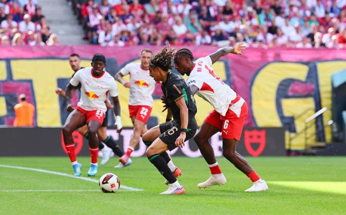 RB Leipzig - Moenchengladbach Bundesliga Leipzig, 29.08.2026, Red Bull Arena, Fussball, Bundesliga, Spieltag 1 , RB Leipzig vs. VFL Borussia Moenchengladbach , Im Bild v.l.: Wael Mohya ( 36, Gladbach und Ezechiel Banzuzi (6, RB Leipzig) , *** RB Leipzig vs. Mönchengladbach, Bundesliga, Leipzig, August 29, 2026, Red Bull Arena, soccer, Bundesliga, Matchday 1, RB Leipzig vs. VFL Borussia Mönchengladbach, Pictured from left: Wael Mohya (36), Gladbach, and Ezechiel Banzuzi (6), RB Leipzig,