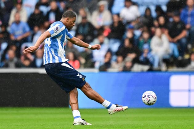 Coventry City v Hull City, Premier League Coventry City defender Aurele Amenda (24) takes a shot at goal during the Premier League match between Coventry City and Hull City at the Coventry Building Society Arena, Coventry, UK on 29 August 2026. Coventry Coventry Building Society Arena West Midlands UK Editorial use only DataCo restrictions apply See www.football-dataco.com , Copyright: xDennisxGoodwinx PSI-24781-0008