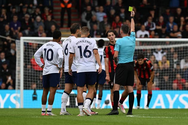Bournemouth v Everton, Premier League Alex Scott (8) of AFC Bournemouth is shown a yellow card, booked during the Premier League match between Bournemouth and Everton at the Vitality Stadium, Bournemouth, UK on 29 August 2026. Bournemouth Vitality Stadium Dorset UK Editorial use only DataCo restrictions apply See www.football-dataco.com , Copyright: xGrahamxHuntx PSI-24762-0048