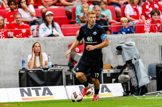 MAINZ, GERMANY - AUGUST 29: Laurin Curda (SC Paderborn 07, 17) runs with the ball during the Bundesliga match between 1. FSV Mainz 05 vs. SC Paderborn 07 at MEWA Arena on matchday 1 of the 1. Bundesliga on August 29, 2026 in Mainz, Germany. DFL REGULATIONS PROHIBIT ANY USE OF PHOTOGRAPHS AS IMAGE SEQUENCES AND OR QUASI-VIDEO. Copyright: xStephanxHahnex