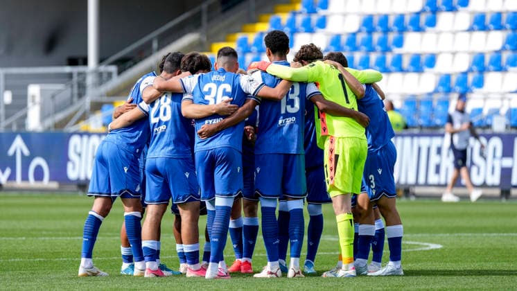 Players from TSG 1899 Hoffenheim II U23 gather in a team huddle before kickoff; huddle, team huddle, concentration, camaraderie, pep talk, motivation, August 29, 2026, Sinsheim, Germany, soccer, 3rd Division, TSG 1899 Hoffenheim II vs. SSV Jahn Regensburg, DFB and DFL regulations prohibit any use of photographs as image sequences and or quasi-video xozx