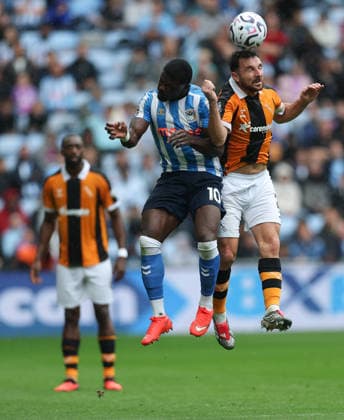 Coventry City v Hull City Premier League Lewis Coyle of Hull City and Ephron Mason-Clark of Coventry City during the Premier League match at the Coventry Building Society Arena, Coventry 29 08 2026 UK Newspapers OUT Copyright: xAndyxSumnerx FIL-23836-0166