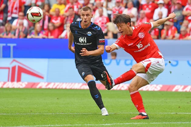 Mainz, Deutschland 29. August 2026: 1. BL - 2026 2027 - Sp. 1 - 1. FSV Mainz 05 gegen SC Paderborn 07 Im Bild: Jae-sung Lee (FSV) klärt vor Gabriel Vidovic (SCP). DFL regulations prohibit any use of photographs as image sequences and or quasi-video Mewa Arena Rheinland - Pfalz *** Mainz, Germany, August 29, 2026, Bundesliga 1, 2026–2027 Season, Matchday 1, 1: FSV Mainz 05 vs. SC Paderborn 07. Pictured: Jae-sung Lee (FSV) clears the ball in front of Gabriel Vidovic (SCP). DFL regulations prohibit any use of photographs as image sequences and or quasi-video. Mewa Arena, Rhineland-Palatinate Copyright: xFotostandx xRacochax