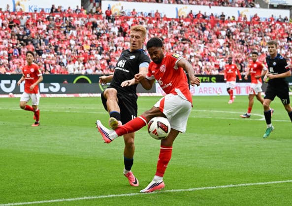 29.08.2026, xsltx, Fussball 1.Bundesliga, FSV Mainz 05 - SC Paderborn v.l. Laurin Curda (SC Paderborn 07) stoppt Phillipp Mwene (1. FSV Mainz 05) (DFL DFB REGULATIONS PROHIBIT ANY USE OF PHOTOGRAPHS as IMAGE SEQUENCES and or QUASI-VIDEO) *** August 29, 2026, xsltx, Soccer 1st Bundesliga, FSV Mainz 05 vs. SC Paderborn – Laurin Curda (SC Paderborn 07) stops Phillipp Mwene (1, FSV Mainz 05). DFL and DFB regulations prohibit any use of photographs as image sequences and or quasi-video.