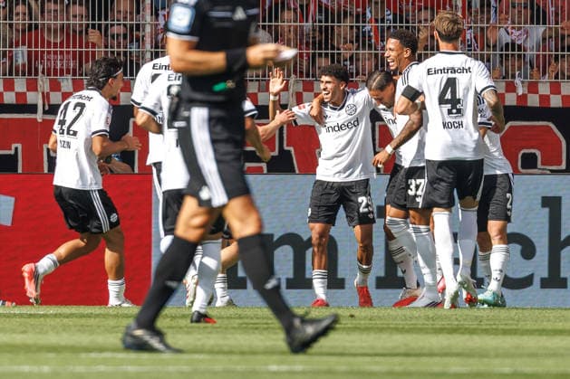 Fussball: Bundesliga, 1. Spieltag, 1. FC Union Berlin - Eintracht Frankfurt, Stadion An der Alten Foersterei. Younes Ebnoutalib (Eintracht Frankfurt) trifft zum 2:1. DFL regulations and DFB regulations prohibit any use of photographs as image sequences and or quasi-video, Foto: Andreas Gora 1. FC Union Berlin - Eintracht Frankfurt *** German Bundesliga, Matchday 1, 1. FC Union Berlin vs. Eintracht Frankfurt, Stadion An der Alten Foersterei, Younes Ebnoutalib, Eintracht Frankfurt scores to make it 2–1. DFL and DFB regulations prohibit the use of photographs as image sequences and or quasi-video. Photo by Andreas Gora. 1. FC Union Berlin vs. Eintracht Frankfurt