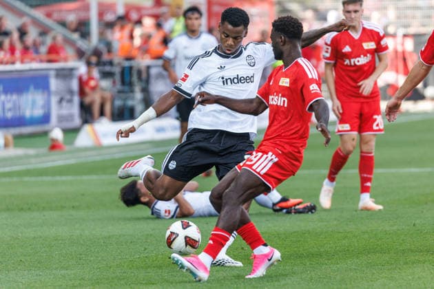 Fussball: Bundesliga, 1. Spieltag, 1. FC Union Berlin - Eintracht Frankfurt, Stadion An der Alten Foersterei. Emmanuel Latte Lath (1. FC Union Berlin) kaempft gegen Raphael Onyedika (Eintracht Frankfurt) um den Ball. DFL regulations and DFB regulations prohibit any use of photographs as image sequences and or quasi-video, Foto: Andreas Gora 1. FC Union Berlin - Eintracht Frankfurt *** Bundesliga Soccer, Matchday 1, 1. FC Union Berlin vs. Eintracht Frankfurt, Stadion An der Alten Foersterei, Emmanuel Latte, 1. FC Union Berlin battles Raphael Onyedika of Eintracht Frankfurt for the ball. DFL and DFB regulations prohibit the use of photographs as image sequences and or quasi-video. Photo by Andreas Gora. 1. FC Union Berlin vs. Eintracht Frankfurt