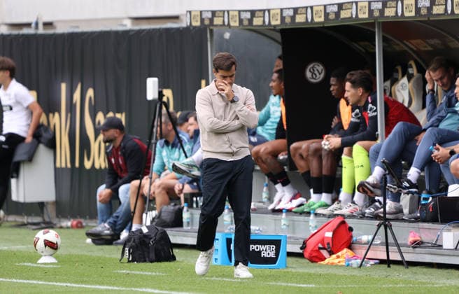 29.08.2026, Fussball, Herren, 1. Bundesliga, Saison 2026 2027, SV 07 Elversberg - Bayer 04 Leverkusen, Trainer Carles Martinez (Bayer 04 Leverkusen) enttäuscht, Enttäuschung Elversberg Ursapharm-Arena an der Kaiserlinde Saarland Deutschland *** August 29, 2026, Soccer, Men s, Bundesliga 1, 2026–2027 Season, SV 07 Elversberg vs. Bayer 04 Leverkusen, Coach Carles Martinez, Bayer 04 Leverkusen disappoints, Disappointment for Elversberg, Ursapharm Arena an der Kaiserlinde, Saarland, Germany Copyright: xSebastianxBachx