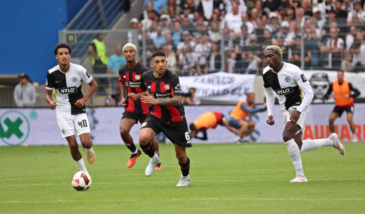 29.08.2026, Fussball, Herren, 1. Bundesliga, Saison 2026 2027, SV 07 Elversberg - Bayer 04 Leverkusen, Ezequiel Fernandez (Bayer 04 Leverkusen) David Mokwa (SV 07 Elversberg) Elversberg Ursapharm-Arena an der Kaiserlinde Saarland Deutschland *** August 29, 2026, Soccer, Men s, Bundesliga 1, 2026–2027 Season, SV 07 Elversberg vs. Bayer 04 Leverkusen, Ezequiel Fernandez (Bayer 04 Leverkusen) vs. David Mokwa (SV 07 Elversberg), Ursapharm Arena an der Kaiserlinde, Elversberg, Saarland, Germany Copyright: xSebastianxBachx