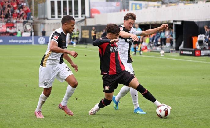 29.08.2026, Fussball, Herren, 1. Bundesliga, Saison 2026 2027, SV 07 Elversberg - Bayer 04 Leverkusen, Jan Gyamerah (SV 07 Elversberg) Afonso Moreira (Bayer 04 Leverkusen) Lukas Petkov (SV 07 Elversberg) Elversberg Ursapharm-Arena an der Kaiserlinde Saarland Deutschland *** August 29, 2026, Soccer, Men s, Bundesliga 1, 2026–2027 Season, SV 07 Elversberg vs. Bayer 04 Leverkusen, Jan Gyamerah (SV 07 Elversberg), Afonso Moreira (Bayer 04 Leverkusen), Lukas Petkov (SV 07 Elversberg), Elversberg Ursapharm Arena an der Kaiserlinde, Saarland, Germany Copyright: xSebastianxBachx