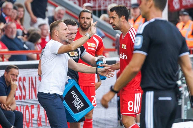 Fussball: Bundesliga, 1. Spieltag, 1. FC Union Berlin - Eintracht Frankfurt, Stadion An der Alten Foersterei. Cheftrainer Mauro Lustrinelli (1. FC Union Berlin) bespricht sich mit Rani Khedira (1. FC Union Berlin). DFL regulations and DFB regulations prohibit any use of photographs as image sequences and or quasi-video, Foto: Andreas Gora 1. FC Union Berlin - Eintracht Frankfurt *** Bundesliga Soccer, Matchday 1, 1. FC Union Berlin vs. Eintracht Frankfurt, Stadion An der Alten Foersterei Head Coach Mauro Lustrinelli of 1. FC Union Berlin talks with Rani Khedira 1. FC Union Berlin DFL and DFB regulations prohibit the use of photographs as image sequences and or quasi-video, Photo by Andreas Gora: 1. FC Union Berlin vs. Eintracht Frankfurt