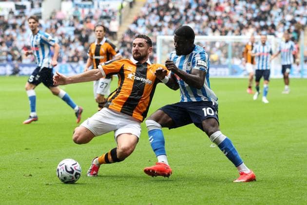 Lewis Coyle of Hull City and Ephron Mason-Clark of Coventry City Coventry City v Hull City, Premier League Football, Football, Coventry Building Society Arena, Coventry, UK - 29 Aug 2026Coventry Coventry Building Society Arena United Kingdom EDITORIAL USE ONLY No use with unauthorised audio, video, data, fixture lists, club league logos or live services. Online in-match use limited to 120 images, no video emulation. No use in betting, games or single club league player publications. Copyright: xAndrewxFosker Shutterstockx 17119018cp