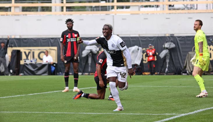 29.08.2026, Fussball, Herren, 1. Bundesliga, Saison 2026 2027, SV 07 Elversberg - Bayer 04 Leverkusen, David Mokwa (SV 07 Elversberg) bejubelt sein Tor zum 3:0 Elversberg Ursapharm-Arena an der Kaiserlinde Saarland Deutschland *** August 29, 2026, Soccer, Men s, Bundesliga 1, 2026–2027 Season, SV 07 Elversberg vs. Bayer 04 Leverkusen, David Mokwa of SV 07 Elversberg celebrates his goal to make it 3–0 at the Elversberg Ursapharm Arena on Kaiserlinde Street, Saarland, Germany Copyright: xSebastianxBachx