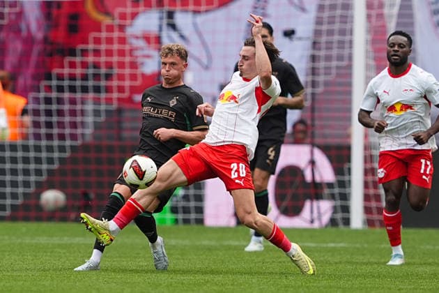 29.08.2026, xydrx, Herren, Fußball, 1.Bundesliga, RB Leipzig - Borussia Mönchengladbach, Saison 2026 2027, Red Bull Arena: Robin Hack (Borussia Moenchengladbach, 25) im Zweikampf gegen Rocco Reitz (RB Leipzig, 20) DFB regulations prohibit any use of photographs as image sequences and or quasi-video. *** August 29, 2026, xydrx, Men s, Soccer, Bundesliga 1, RB Leipzig vs. Borussia Mönchengladbach, 2026–2027 season, Red Bull Arena: Robin Hack (Borussia Mönchengladbach), age 25, in a tackle against Rocco Reitz (RB Leipzig); 20. DFB regulations prohibit any use of photographs as image sequences and or quasi-video. Copyright: HMBxMedia YannisxDreimann