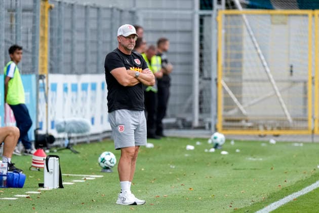 Sascha Hildmann, Coach, Head Coach, Regensburg, cutout, full body, single image, single photo, action, on the sidelines, at the sideline, August 29, 2026, Sinsheim, Germany, soccer, 3rd Division, TSG 1899 Hoffenheim II vs. SSV Jahn Regensburg, DFB and DFL regulations prohibit any use of photographs as image sequences and or quasi-video xozx